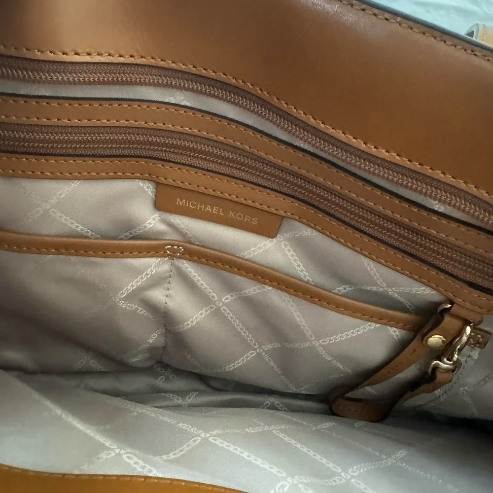 Michael KORS Voyager Medium Logo Tote Bag